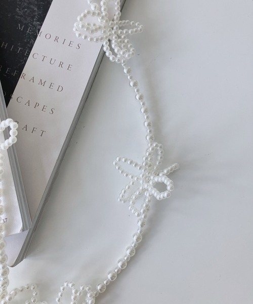 AS KNOW AS plus（アズノゥアズプラス）の「モチーフビーズストラップ スマホチェーン（リボン・フラワー）（スマホグッズ・レディース・ホワイト系/ブラック系/シルバー系その他/シルバー系/ホワイト系その他・FREE）」の20枚目の写真