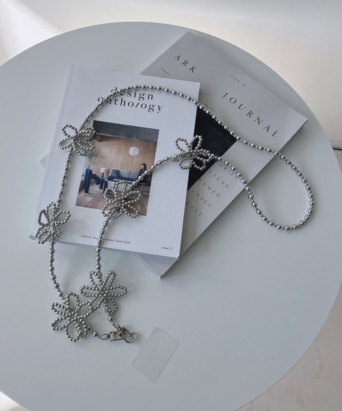 AS KNOW AS plus（アズノゥアズプラス）の「モチーフビーズストラップ スマホチェーン（リボン・フラワー）（スマホグッズ・レディース・ホワイト系/ブラック系/シルバー系その他/シルバー系/ホワイト系その他・FREE）」の22枚目の写真