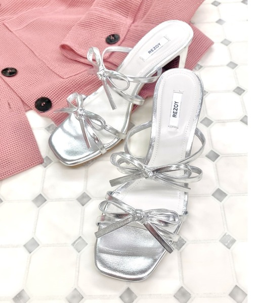 R&E(アールアンドイー)の「【REZOY】Wリボンストラップミュールサンダル(サンダル・レディース・シルバー/アイボリー/ブラック/ピンク・S/M/L/LL)」の4枚目の写真