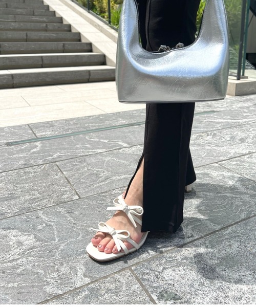 R&E(アールアンドイー)の「【REZOY】Wリボンストラップミュールサンダル(サンダル・レディース・シルバー/アイボリー/ブラック/ピンク・S/M/L/LL)」の5枚目の写真