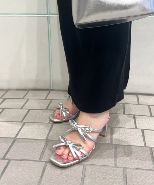 R&E(アールアンドイー)の「【REZOY】Wリボンストラップミュールサンダル(サンダル・レディース・シルバー/アイボリー/ブラック/ピンク・S/M/L/LL)」の6枚目の写真