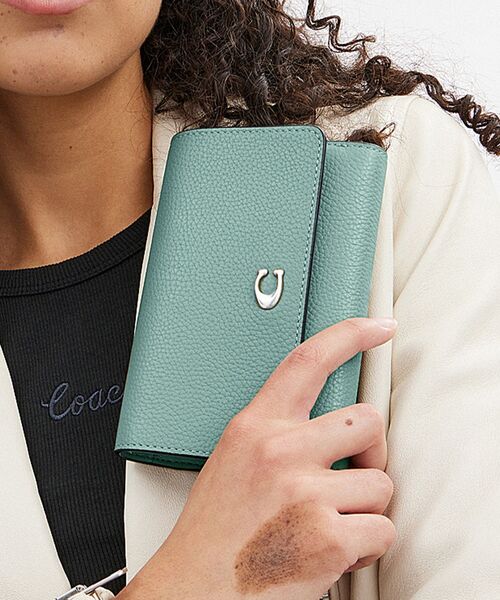 COACH（コーチ）の「エッセンシャル ミディアム フラップ
