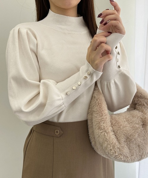 alotta(アロッタ)の「もっちりタッチボリューム袖金ボタンニット(ニット/セーター・レディース・スモークピンク/アイボリー/ブラック/モカ・M/L/LL/3L)」の2枚目の写真