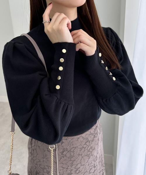 alotta(アロッタ)の「もっちりタッチボリューム袖金ボタンニット(ニット/セーター・レディース・スモークピンク/アイボリー/ブラック/モカ・M/L/LL/3L)」の3枚目の写真