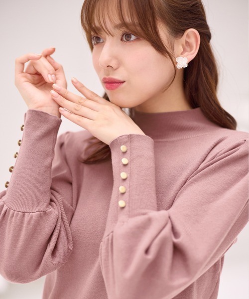 alotta(アロッタ)の「もっちりタッチボリューム袖金ボタンニット(ニット/セーター・レディース・スモークピンク/アイボリー/ブラック/モカ・M/L/LL/3L)」の7枚目の写真