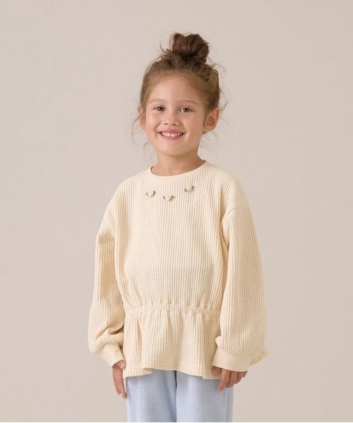 Lycee mine(リセマイン)の「【ふわふワッフル】お花付きペプラムトップス(スウェット・キッズ・トップグレー/アイボリー/ブルーグレー/ピンク・100cm/110cm/120cm/130cm/140cm/150cm)」の4枚目の写真