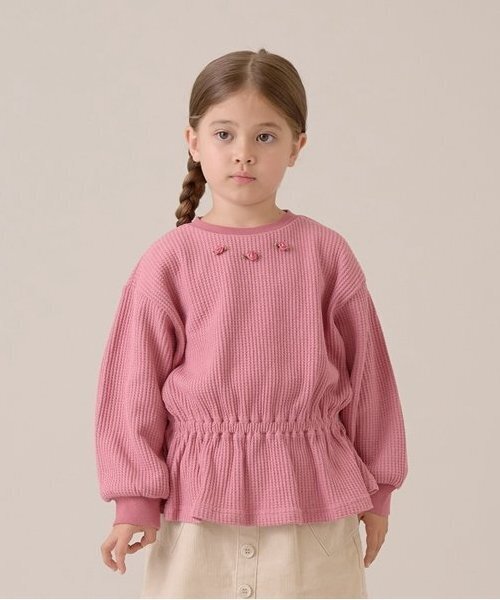 Lycee mine(リセマイン)の「【ふわふワッフル】お花付きペプラムトップス(スウェット・キッズ・トップグレー/アイボリー/ブルーグレー/ピンク・100cm/110cm/120cm/130cm/140cm/150cm)」の1枚目の写真