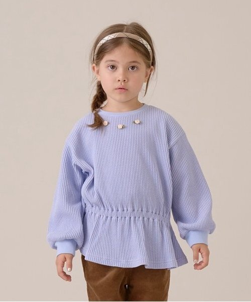 Lycee mine(リセマイン)の「【ふわふワッフル】お花付きペプラムトップス(スウェット・キッズ・トップグレー/アイボリー/ブルーグレー/ピンク・100cm/110cm/120cm/130cm/140cm/150cm)」の2枚目の写真