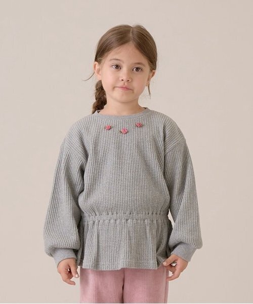 Lycee mine(リセマイン)の「【ふわふワッフル】お花付きペプラムトップス(スウェット・キッズ・トップグレー/アイボリー/ブルーグレー/ピンク・100cm/110cm/120cm/130cm/140cm/150cm)」の3枚目の写真