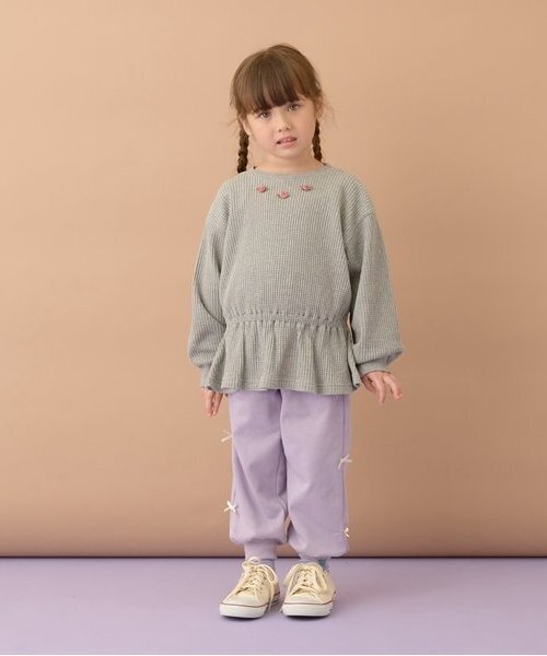 Lycee mine(リセマイン)の「【ふわふワッフル】お花付きペプラムトップス(スウェット・キッズ・トップグレー/アイボリー/ブルーグレー/ピンク・100cm/110cm/120cm/130cm/140cm/150cm)」の11枚目の写真