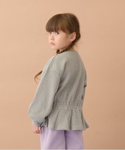 Lycee mine(リセマイン)の「【ふわふワッフル】お花付きペプラムトップス(スウェット・キッズ・トップグレー/アイボリー/ブルーグレー/ピンク・100cm/110cm/120cm/130cm/140cm/150cm)」の12枚目の写真