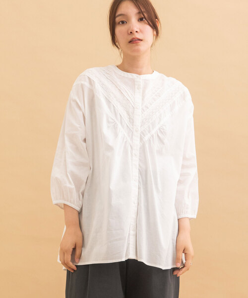 POU DOU DOU(プードゥドゥ)の「<made in INDIA>ピンタックレースブラウス(シャツ/ブラウス・レディース・オフホワイト/モカ/ブラック・M)」の1枚目の写真