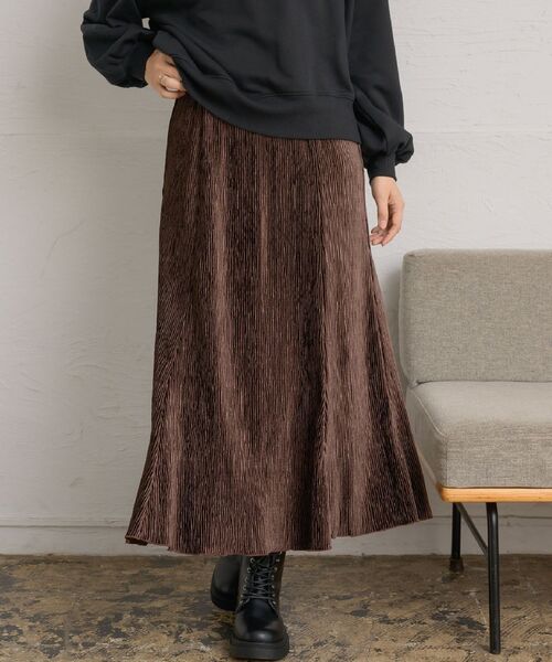 RETRO GIRL（レトロガール）の「【新色追加】ベロア細プリーツSK（スカート・レディース・ライトグレー/ブラック/ブラウン系その他/ブラウン・FREE）」の4枚目の写真