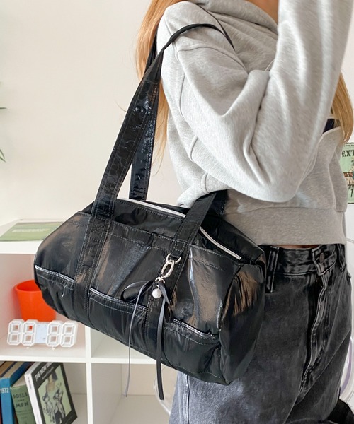 WEGO(ウィゴー)の「WEGO/サテンリボンチャーム付きボストンバッグ(ショルダーバッグ・レディース・シルバー/ピンク/ブラック・FREE)」の1枚目の写真