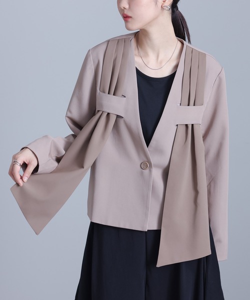 kOhAKU(コハク)の「異素材ドッキングノーカラージャケット(ノーカラージャケット・レディース・ベージュ/ブラック・1/2)」の1枚目の写真