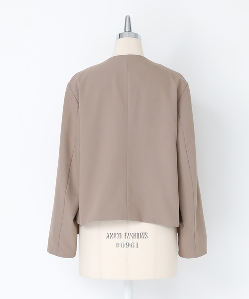 kOhAKU(コハク)の「異素材ドッキングノーカラージャケット(ノーカラージャケット・レディース・ベージュ/ブラック・1/2)」の3枚目の写真