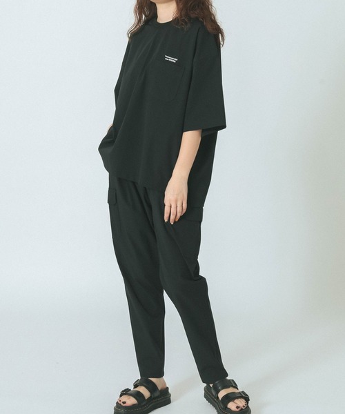 THOUSAND MILE（サウザンドマイル）の「(THOUSAND MILE×GENE HEAVENS)SHORT SLEEVE  POCKET TOP & CARGO TAPERED PANTS SET UP（ワンピース・レディース・ブラック/カーキ・ONE SIZE）」の2枚目の写真