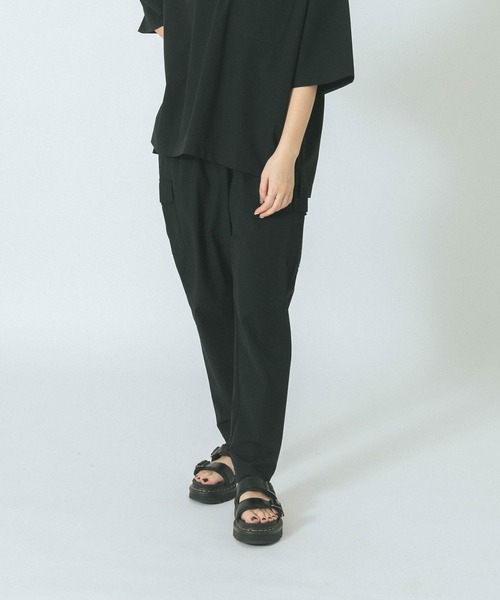 THOUSAND MILE（サウザンドマイル）の「(THOUSAND MILE×GENE HEAVENS)SHORT SLEEVE  POCKET TOP & CARGO TAPERED PANTS SET UP（ワンピース・レディース・ブラック/カーキ・ONE SIZE）」の20枚目の写真