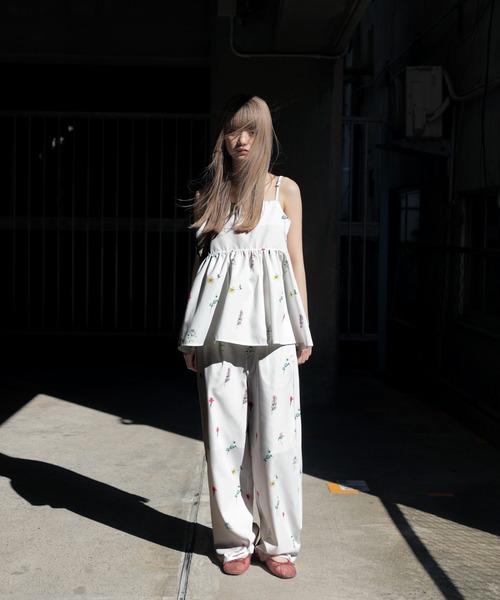 etoll.（エトル）の「花柄プリントキャミソールビスチェ（キャミソール・レディース・ブラック/オフホワイト/ネイビー・M）」の21枚目の写真