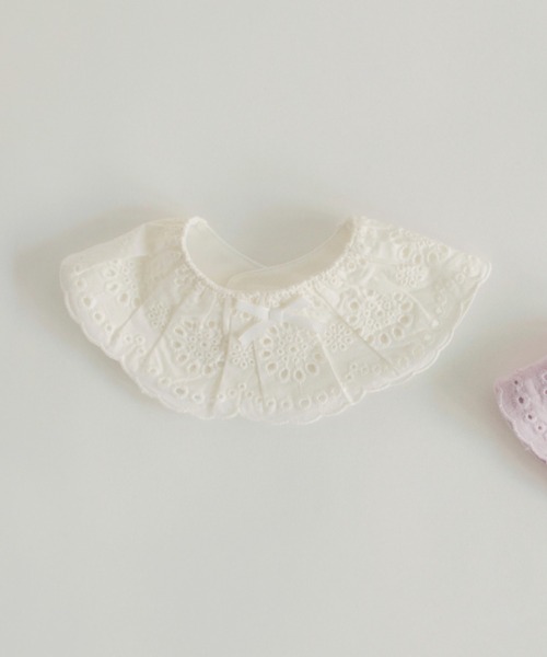 BRANSHES（ブランシェス）の「スカラップ刺繍スタイ（スタイ/よだれかけ・キッズ・オフホワイト/ラベンダー・FREE）」の2枚目の写真