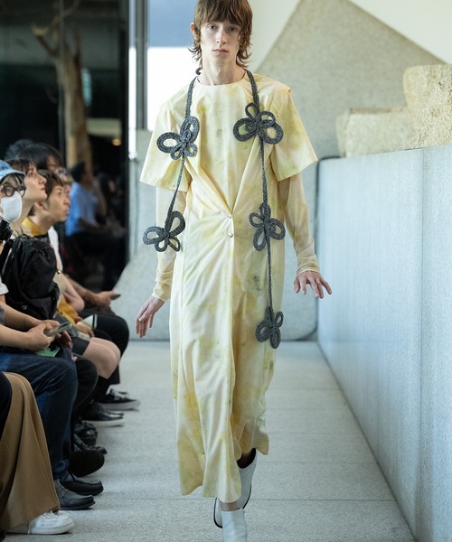 RUMCHE(ラムシェ)の「Crystal Flower Paint Dress / クリスタルフラワーペイントドレス(ワンピース・レディース・ネイビー/イエロー・SMALL/MEDIUM)」の4枚目の写真