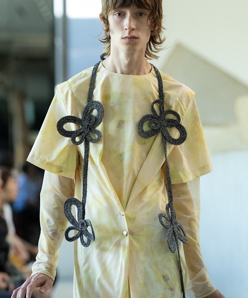RUMCHE(ラムシェ)の「Crystal Flower Paint Dress / クリスタルフラワーペイントドレス(ワンピース・レディース・ネイビー/イエロー・SMALL/MEDIUM)」の5枚目の写真