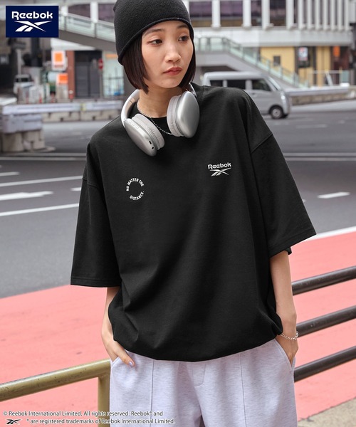 Reebok（リーボック）の「Reebok/リーボック 別注 ダブルロゴ刺繍/プリント ドロストオーバーサイズ半袖Tシャツ（Tシャツ/カットソー・レディース・オフホワイト/アッシュグレー/ブラック/ダークネイビー・L/M）」の5枚目の写真