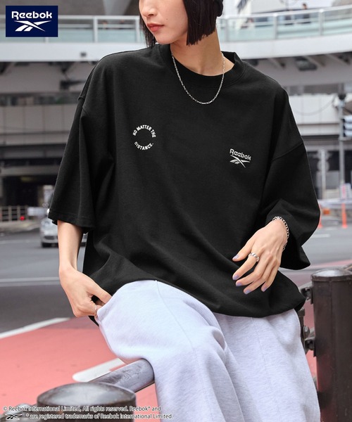 Reebok（リーボック）の「Reebok/リーボック 別注 ダブルロゴ刺繍/プリント ドロストオーバーサイズ半袖Tシャツ（Tシャツ/カットソー・レディース・オフホワイト/アッシュグレー/ブラック/ダークネイビー・L/M）」の6枚目の写真