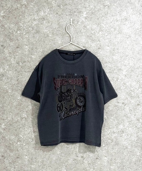SHISKY(シスキー)の「SHISKY / シスキー ピグメント加工 バイカーデザインフロントプリント オーバーサイズTシャツ 半袖 キッズ(Tシャツ/カットソー・キッズ・グレー系/ブラック系2/ブラック系4/グレー系2/グレー系3/グレー系4/ブラック系3/ブラック系・110/120/130/140/150/160)」の2枚目の写真
