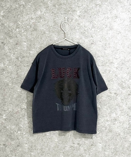 SHISKY(シスキー)の「SHISKY / シスキー ピグメント加工 バイカーデザインフロントプリント オーバーサイズTシャツ 半袖 キッズ(Tシャツ/カットソー・キッズ・グレー系/ブラック系2/ブラック系4/グレー系2/グレー系3/グレー系4/ブラック系3/ブラック系・110/120/130/140/150/160)」の3枚目の写真