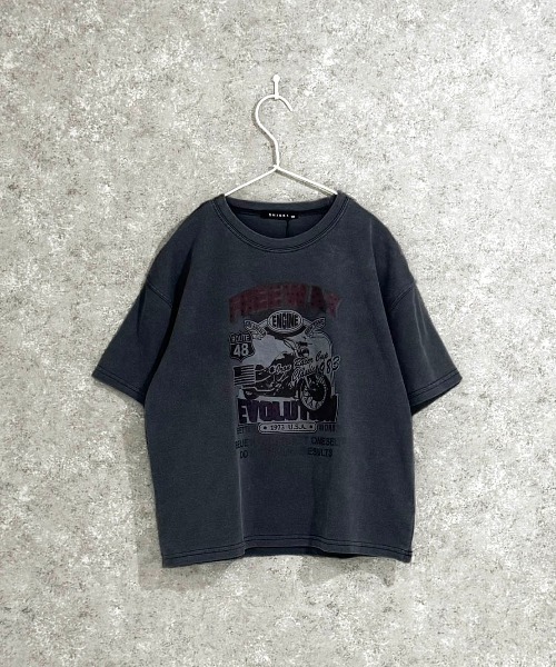SHISKY(シスキー)の「SHISKY / シスキー ピグメント加工 バイカーデザインフロントプリント オーバーサイズTシャツ 半袖 キッズ(Tシャツ/カットソー・キッズ・グレー系/ブラック系2/ブラック系4/グレー系2/グレー系3/グレー系4/ブラック系3/ブラック系・110/120/130/140/150/160)」の4枚目の写真