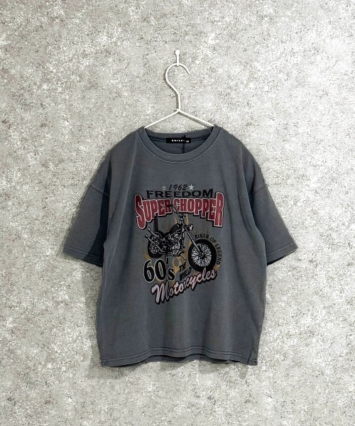 SHISKY(シスキー)の「SHISKY / シスキー ピグメント加工 バイカーデザインフロントプリント オーバーサイズTシャツ 半袖 キッズ(Tシャツ/カットソー・キッズ・グレー系/ブラック系2/ブラック系4/グレー系2/グレー系3/グレー系4/ブラック系3/ブラック系・110/120/130/140/150/160)」の5枚目の写真