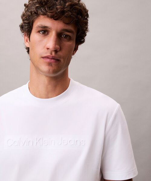 Calvin Klein(カルバン・クライン)の「【ユニセックス】インスティテューショナル エンボスロゴ レギュラーTシャツ(Tシャツ/カットソー・メンズ・ホワイト/ブラック/グレー/グリーン系その他/ブルー系その他/ベージュ/ネイビー・S/M/L/XL/XS)」の16枚目の写真