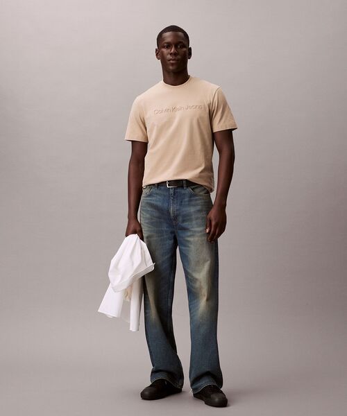 Calvin Klein(カルバン・クライン)の「【ユニセックス】インスティテューショナル エンボスロゴ レギュラーTシャツ(Tシャツ/カットソー・メンズ・ホワイト/ブラック/グレー/グリーン系その他/ブルー系その他/ベージュ/ネイビー・S/M/L/XL/XS)」の21枚目の写真