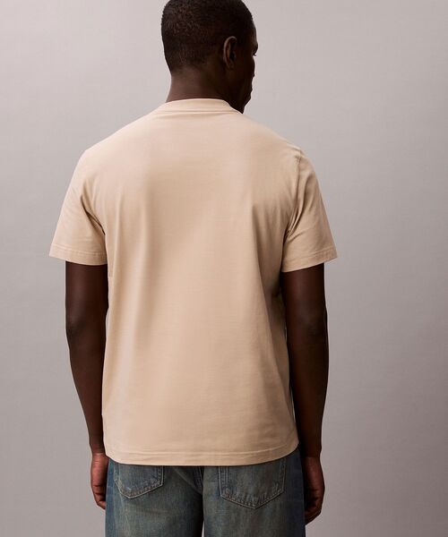 Calvin Klein(カルバン・クライン)の「【ユニセックス】インスティテューショナル エンボスロゴ レギュラーTシャツ(Tシャツ/カットソー・メンズ・ホワイト/ブラック/グレー/グリーン系その他/ブルー系その他/ベージュ/ネイビー・S/M/L/XL/XS)」の22枚目の写真