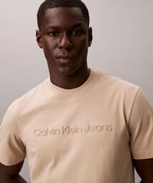 【ユニセックス】インスティテューショナル エンボスロゴ レギュラーTシャツ