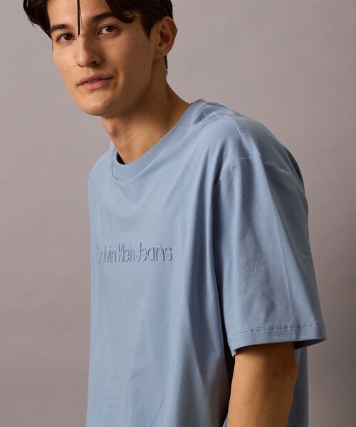 Calvin Klein(カルバン・クライン)の「【ユニセックス】インスティテューショナル エンボスロゴ レギュラーTシャツ(Tシャツ/カットソー・メンズ・ホワイト/ブラック/グレー/グリーン系その他/ブルー系その他/ベージュ/ネイビー・S/M/L/XL/XS)」の7枚目の写真