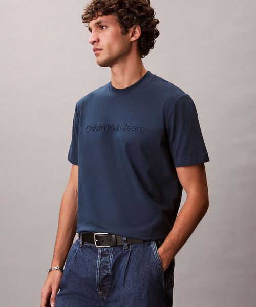 Calvin Klein(カルバン・クライン)の「【ユニセックス】インスティテューショナル エンボスロゴ レギュラーTシャツ(Tシャツ/カットソー・メンズ・ホワイト/ブラック/グレー/グリーン系その他/ブルー系その他/ベージュ/ネイビー・S/M/L/XL/XS)」の6枚目の写真
