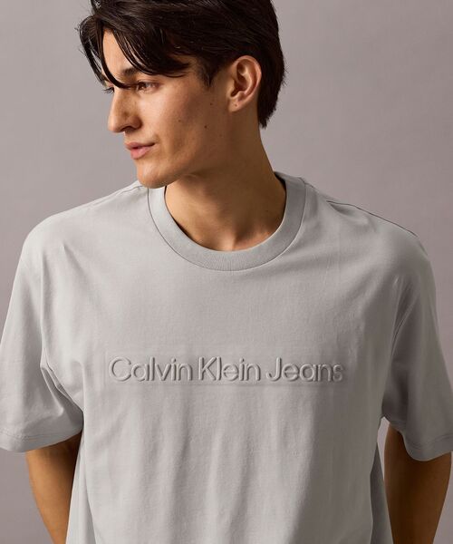 Calvin Klein(カルバン・クライン)の「【ユニセックス】インスティテューショナル エンボスロゴ レギュラーTシャツ(Tシャツ/カットソー・メンズ・ホワイト/ブラック/グレー/グリーン系その他/ブルー系その他/ベージュ/ネイビー・S/M/L/XL/XS)」の3枚目の写真