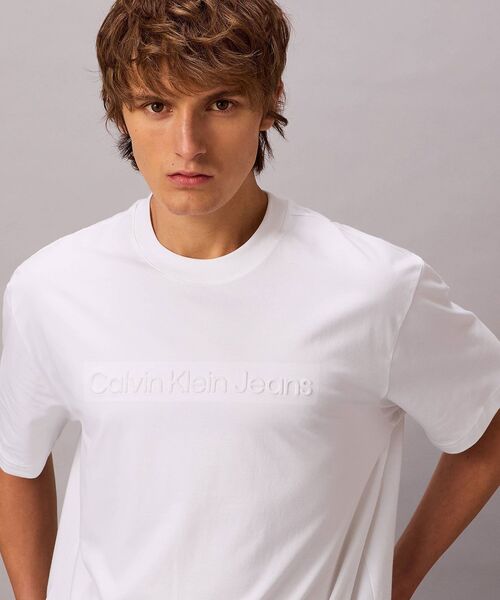 Calvin Klein(カルバン・クライン)の「【ユニセックス】インスティテューショナル エンボスロゴ レギュラーTシャツ(Tシャツ/カットソー・メンズ・ホワイト/ブラック/グレー/グリーン系その他/ブルー系その他/ベージュ/ネイビー・S/M/L/XL/XS)」の2枚目の写真