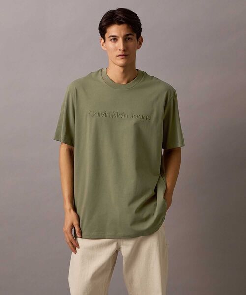 Calvin Klein(カルバン・クライン)の「【ユニセックス】インスティテューショナル エンボスロゴ レギュラーTシャツ(Tシャツ/カットソー・メンズ・ホワイト/ブラック/グレー/グリーン系その他/ブルー系その他/ベージュ/ネイビー・S/M/L/XL/XS)」の12枚目の写真