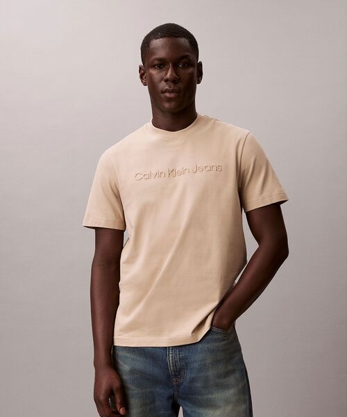 Calvin Klein(カルバン・クライン)の「【ユニセックス】インスティテューショナル エンボスロゴ レギュラーTシャツ(Tシャツ/カットソー・メンズ・ホワイト/ブラック/グレー/グリーン系その他/ブルー系その他/ベージュ/ネイビー・S/M/L/XL/XS)」の10枚目の写真