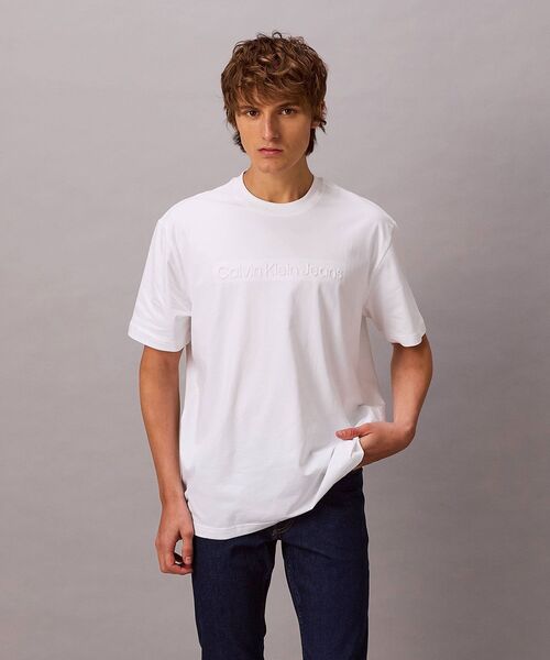 Calvin Klein(カルバン・クライン)の「【ユニセックス】インスティテューショナル エンボスロゴ レギュラーTシャツ(Tシャツ/カットソー・メンズ・ホワイト/ブラック/グレー/グリーン系その他/ブルー系その他/ベージュ/ネイビー・S/M/L/XL/XS)」の9枚目の写真