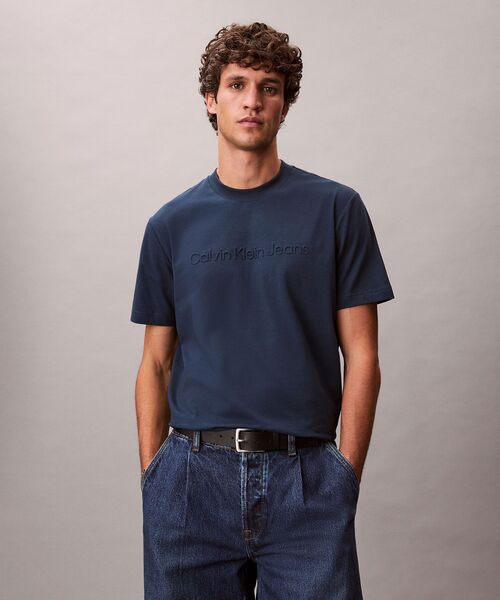 Calvin Klein(カルバン・クライン)の「【ユニセックス】インスティテューショナル エンボスロゴ レギュラーTシャツ(Tシャツ/カットソー・メンズ・ホワイト/ブラック/グレー/グリーン系その他/ブルー系その他/ベージュ/ネイビー・S/M/L/XL/XS)」の13枚目の写真