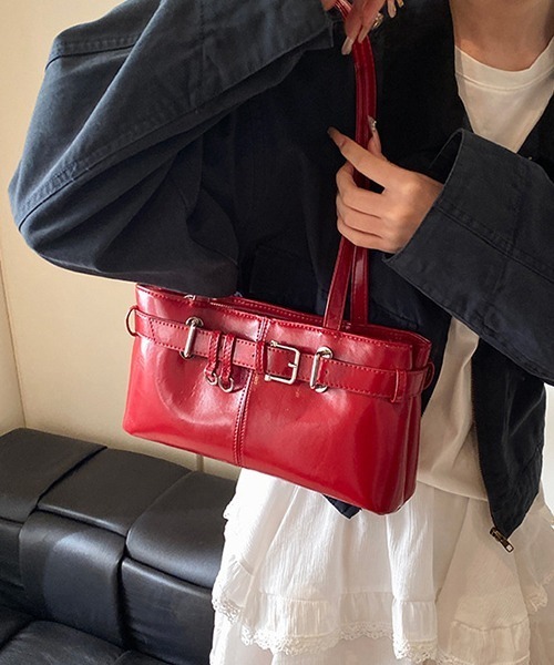 c.u.l（シーユーエル）の「鍵チャーム付き エナメル調 ショルダーバッグ cula1178（ショルダーバッグ・レディース・レッド/ピンク/シルバー/アイボリー/ブラック・FREE）」の2枚目の写真