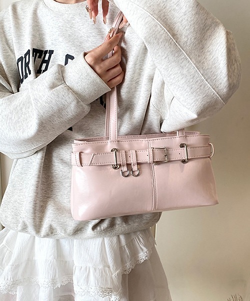 c.u.l（シーユーエル）の「鍵チャーム付き エナメル調 ショルダーバッグ cula1178（ショルダーバッグ・レディース・レッド/ピンク/シルバー/アイボリー/ブラック・FREE）」の4枚目の写真