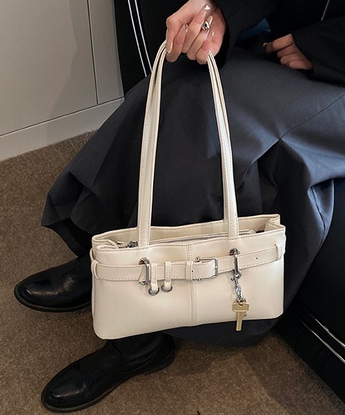 c.u.l（シーユーエル）の「鍵チャーム付き エナメル調 ショルダーバッグ cula1178（ショルダーバッグ・レディース・レッド/ピンク/シルバー/アイボリー/ブラック・FREE）」の3枚目の写真