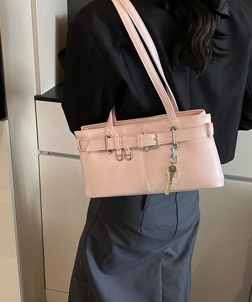 c.u.l（シーユーエル）の「鍵チャーム付き エナメル調 ショルダーバッグ cula1178（ショルダーバッグ・レディース・レッド/ピンク/シルバー/アイボリー/ブラック・FREE）」の6枚目の写真