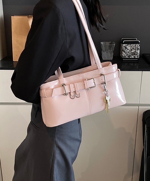 c.u.l（シーユーエル）の「鍵チャーム付き エナメル調 ショルダーバッグ cula1178（ショルダーバッグ・レディース・レッド/ピンク/シルバー/アイボリー/ブラック・FREE）」の7枚目の写真