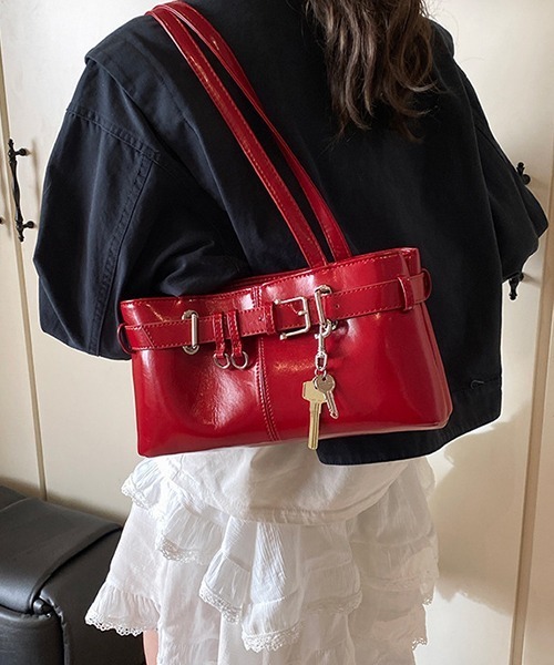 c.u.l（シーユーエル）の「鍵チャーム付き エナメル調 ショルダーバッグ cula1178（ショルダーバッグ・レディース・レッド/ピンク/シルバー/アイボリー/ブラック・FREE）」の8枚目の写真